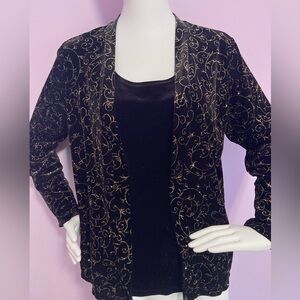 Beautiful velvet shell with attached long sleeve overlap.